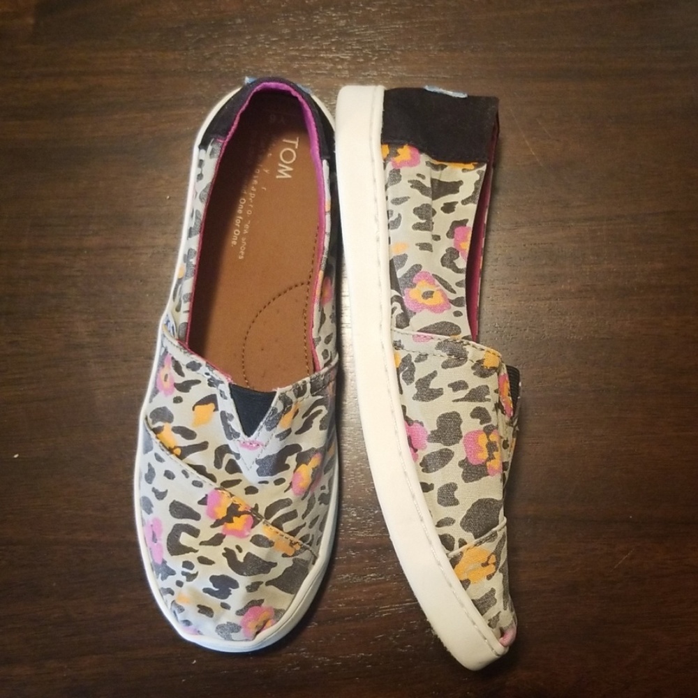 Women's cheetah toms